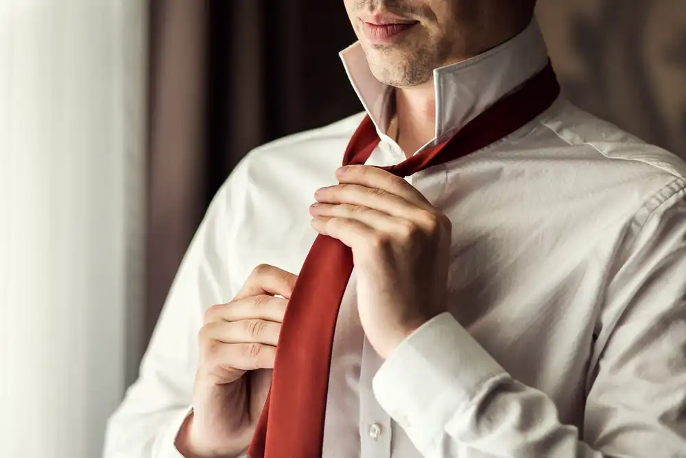 3 jednoduché spôsoby, ako uviazať kravatu