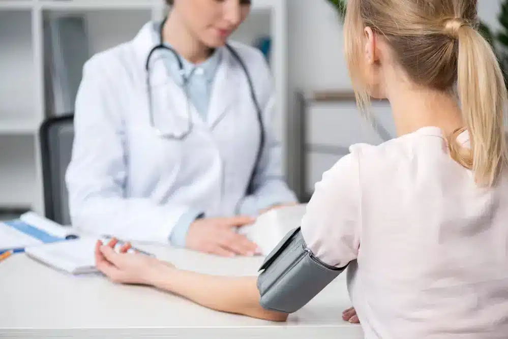 Pacientka podstupuje meranie krvného tlaku u lekára, čo je kľúčové pre určenie adekvátnej liečby nízkeho tlaku.