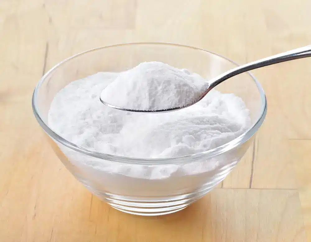 Miska sódy bikarbóny, ktorá sa môže použiť na čistenie žehličky a odstránenie vodného kameňa.