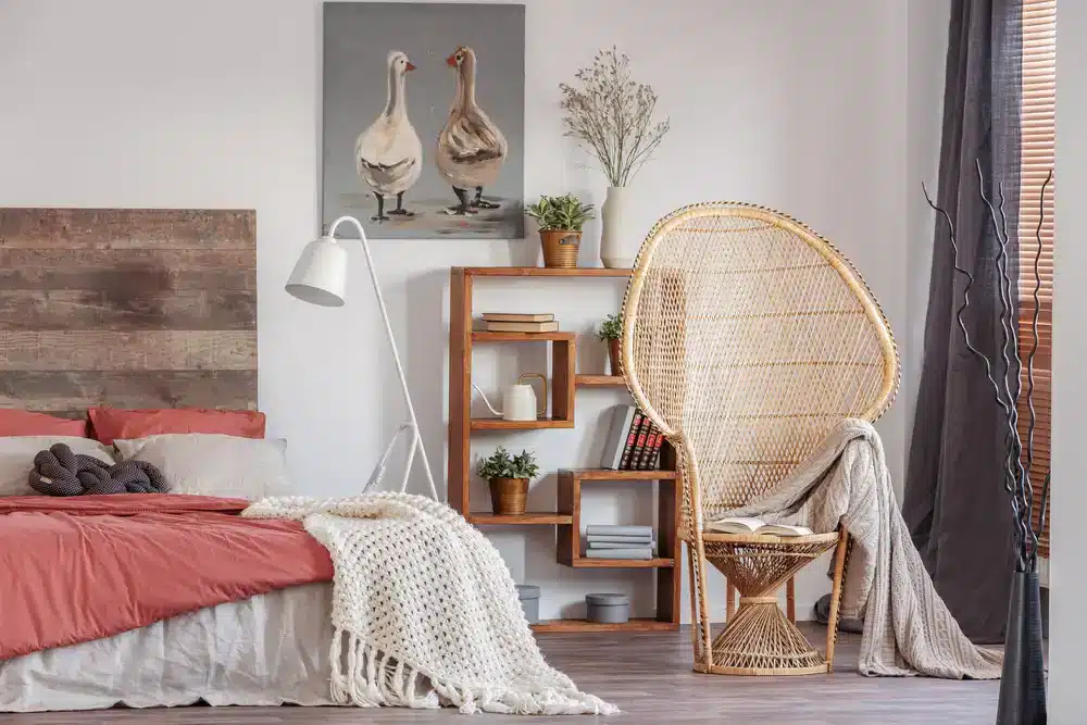Pohodlná spálňa s drevenými prvkami a teplými farbami, ktorá ukazuje, ako kombinácia textúr a prírodných materiálov môže priestor zútulniť.