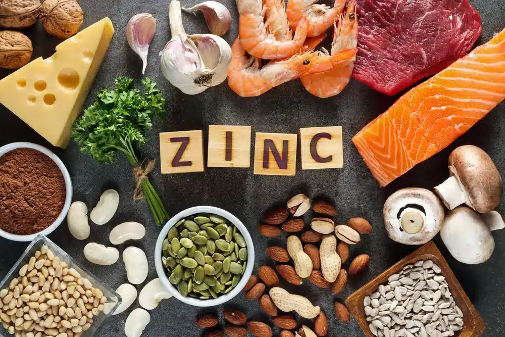 Rôzne potraviny bohaté na zinok, ako sú mäso, oriešky a strukoviny, ktoré sú dôležité pre zvýšenie hladiny testosterónu.
