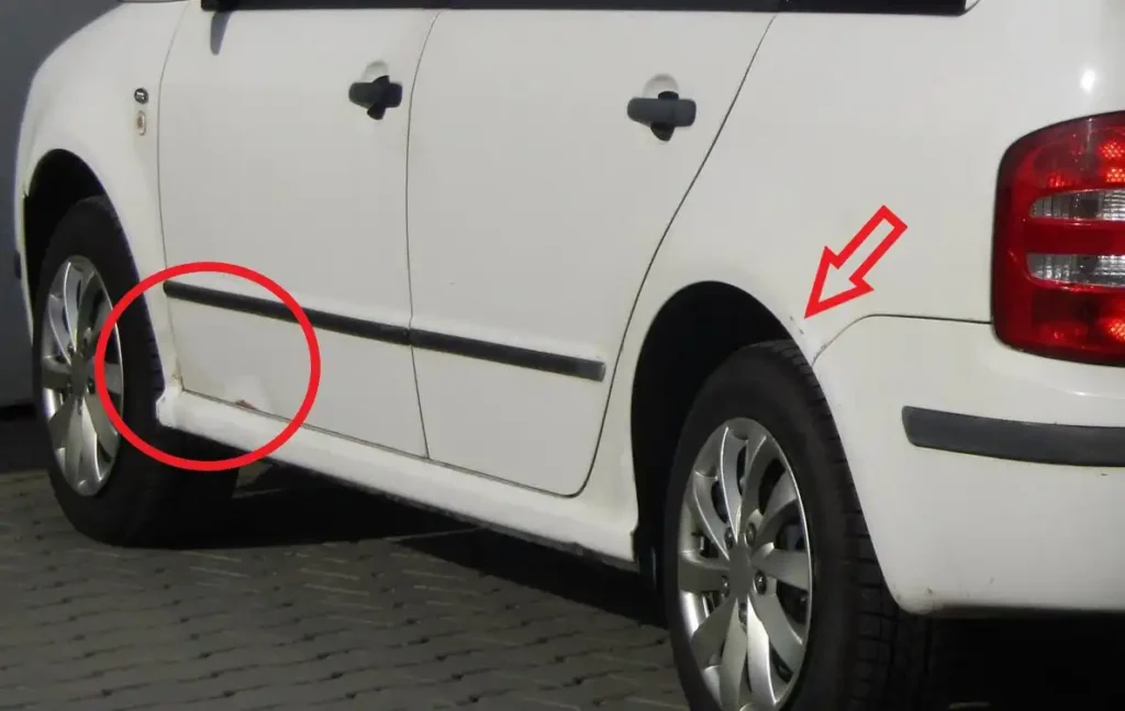 Záhyby a spoje na karosérii s náznakmi poškodenia, čo sú kľúčové body k prevereniu pri nákupe ojazdeného automobilu.