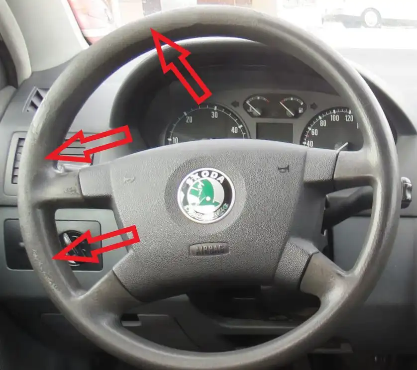 Volant s viditeľnými známkami opotrebovania na povrchu a ovládacích prvkoch, indikujúci časté používanie, čo by malo byť zvážené pri nákupe ojazdeného vozidla.