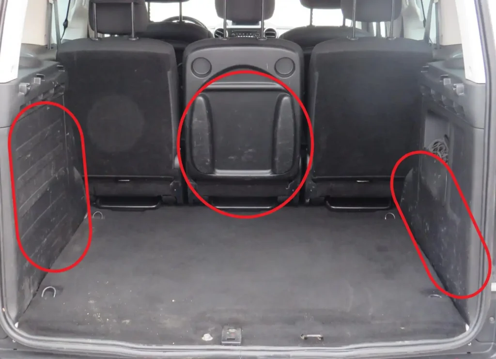 Batožinový priestor vozidla s viditeľným opotrebovaním a škrabancami, čo je dôležité skontrolovať pri kúpe ojazdeného auta.