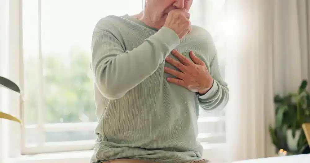 Starší muž pociťujúci bolesť na hrudi – možný príznak metastáz na pľúcach.